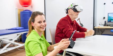 Eine Therapeutin und ein Patient bei der Therapie mit der VR-Brille