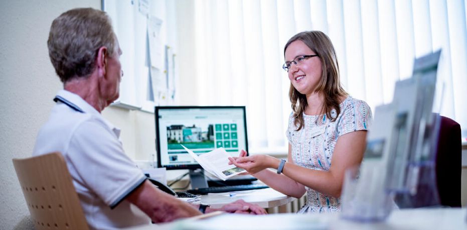 Reha beantragen Sozialdienstmitarbeiterin berät Patienten bei Fragen zur Zeit nach der Reha